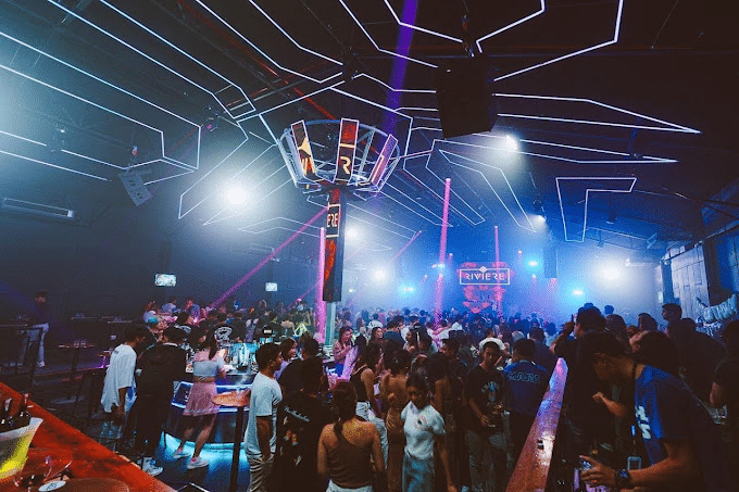 Image of the inside of a raucous Mars Club in Udon Thani.