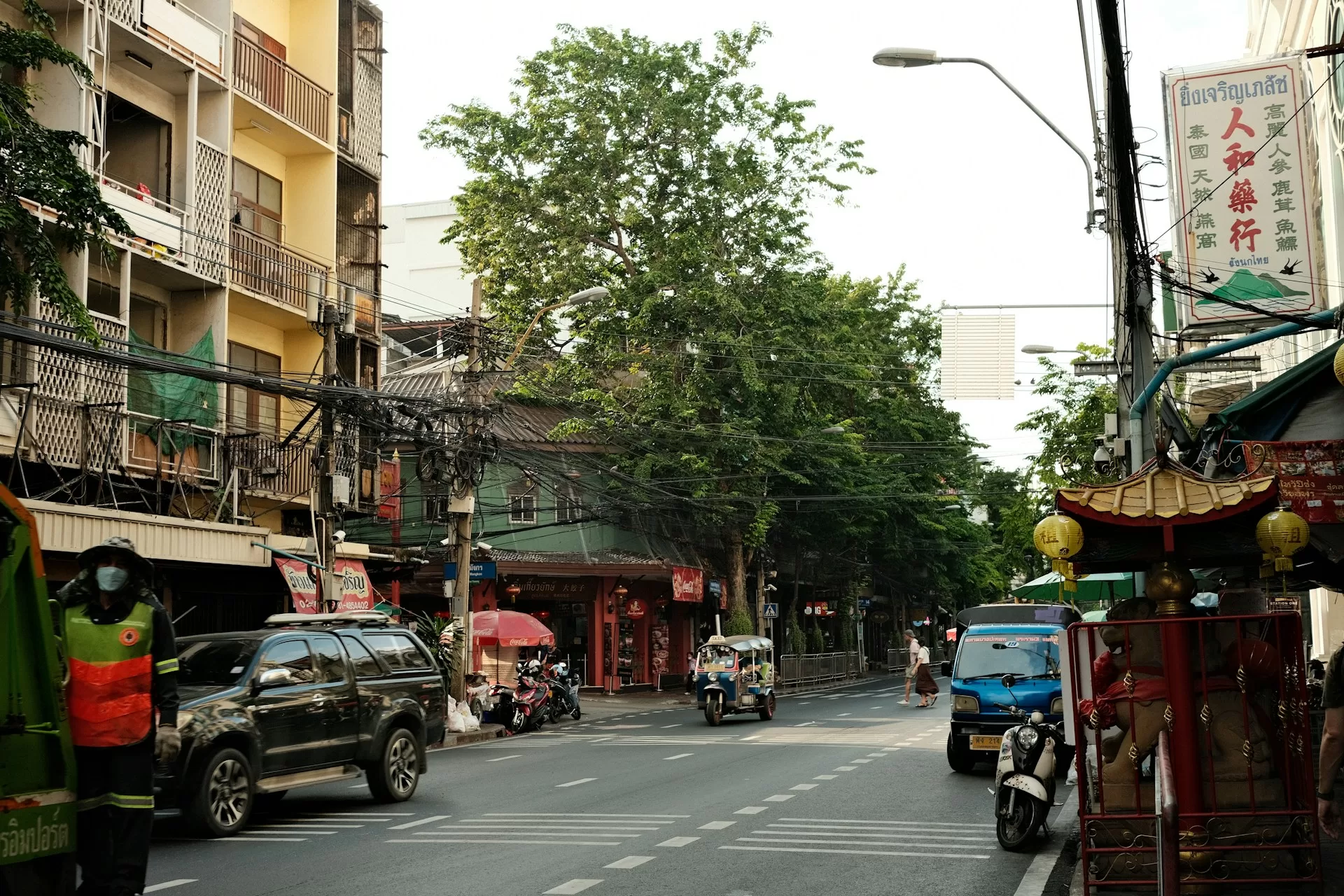 Pic of a Bangkok neighborhood street.